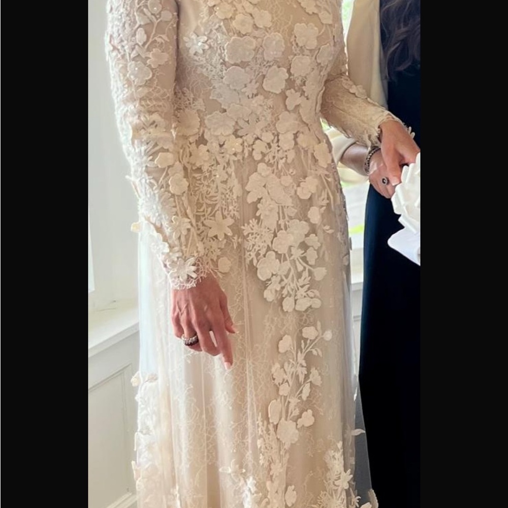 Elegant Cream Floral Lace Dress